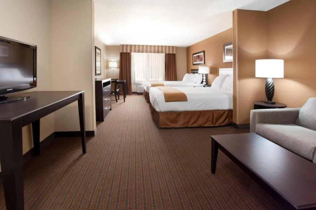 Bed in Holiday Inn Express Hotel & Suites Lamar By IHG