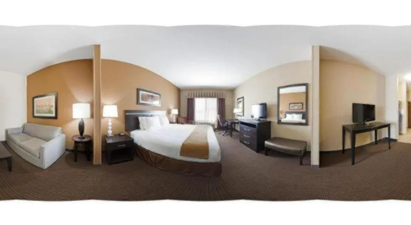 Bed in Holiday Inn Express Hotel & Suites Lamar By IHG