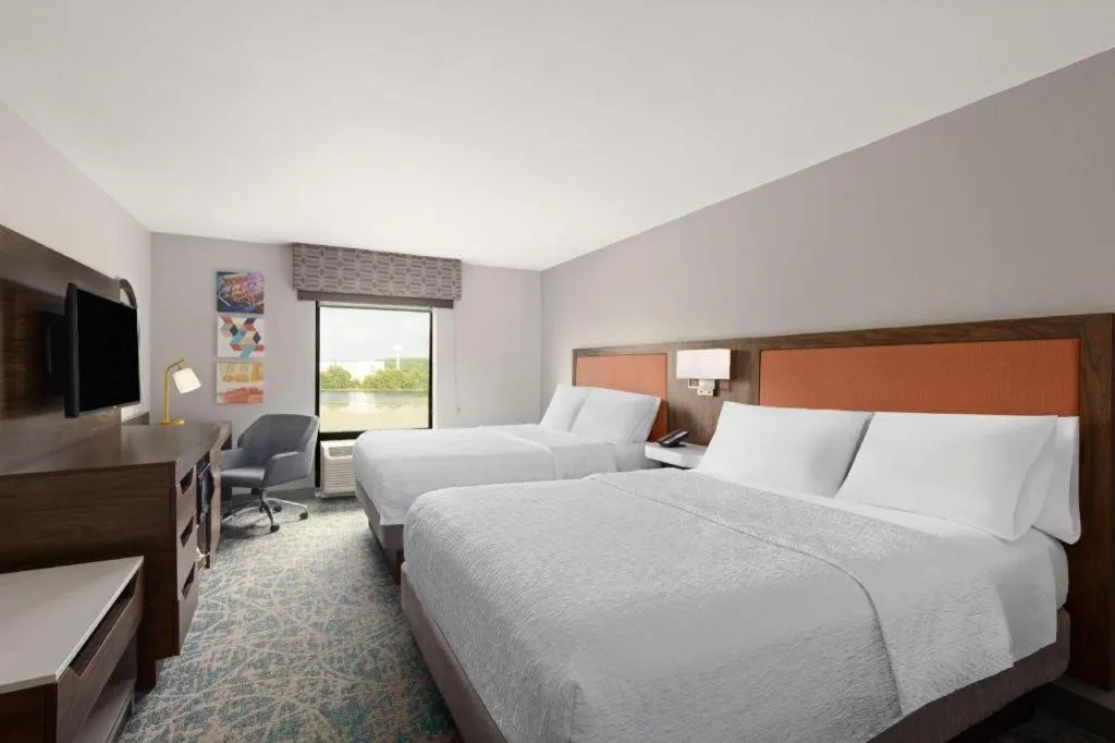Bed in Hampton Inn & Suites Savannah-Airport