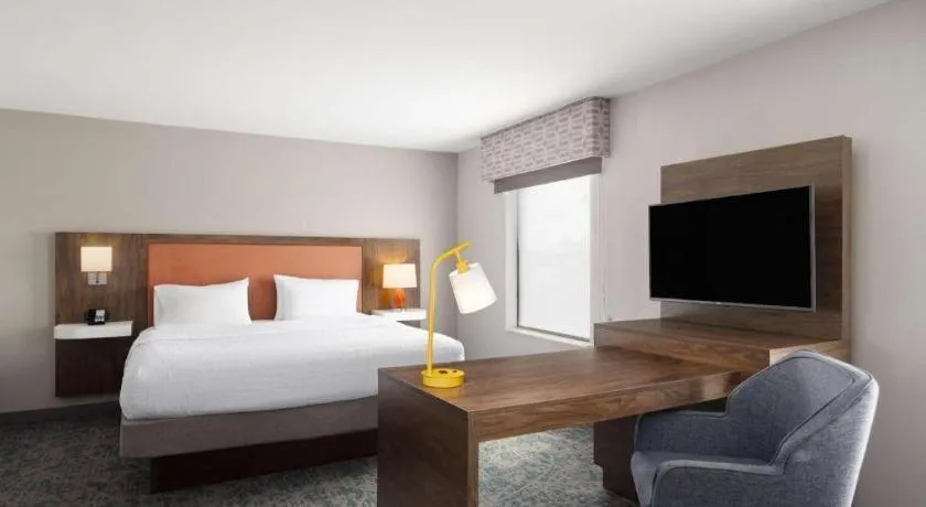 Bed in Hampton Inn & Suites Savannah-Airport