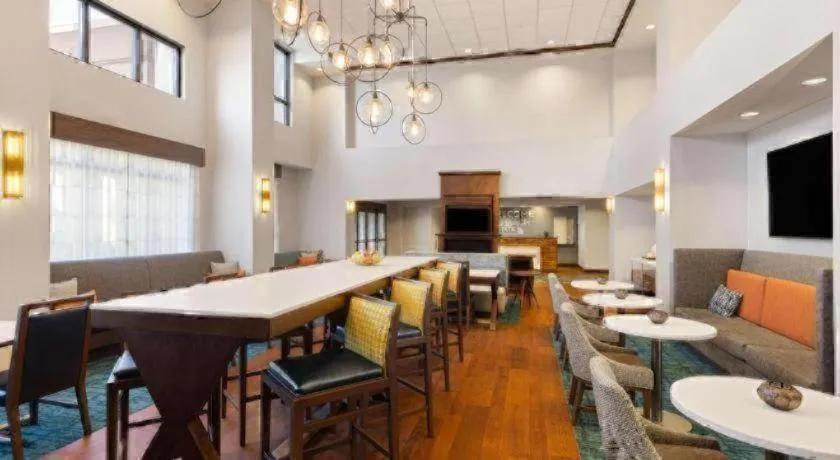 Hampton Inn & Suites Savannah-Airport