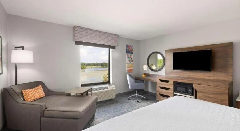 Bed in Hampton Inn & Suites Savannah-Airport