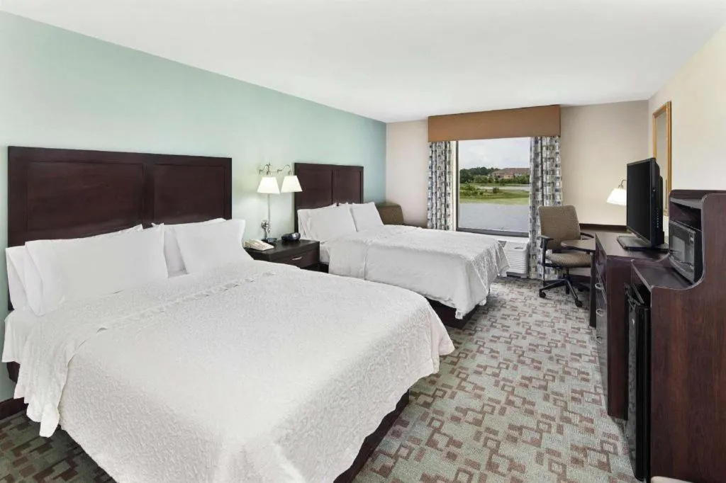 Bed in Hampton Inn & Suites Savannah-Airport