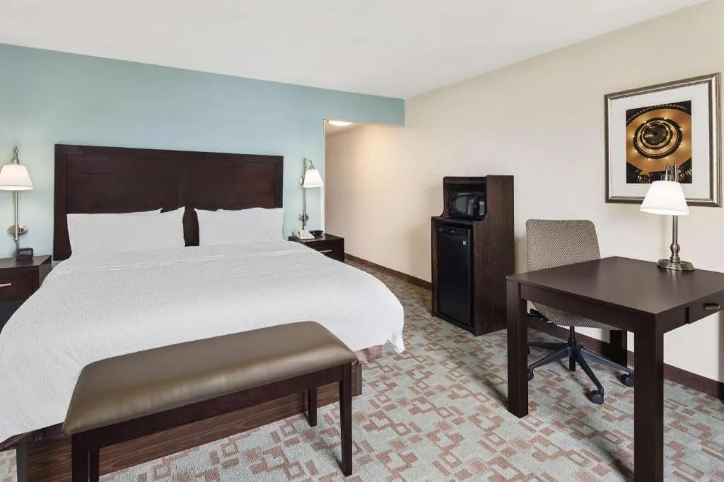 Bed in Hampton Inn & Suites Savannah-Airport