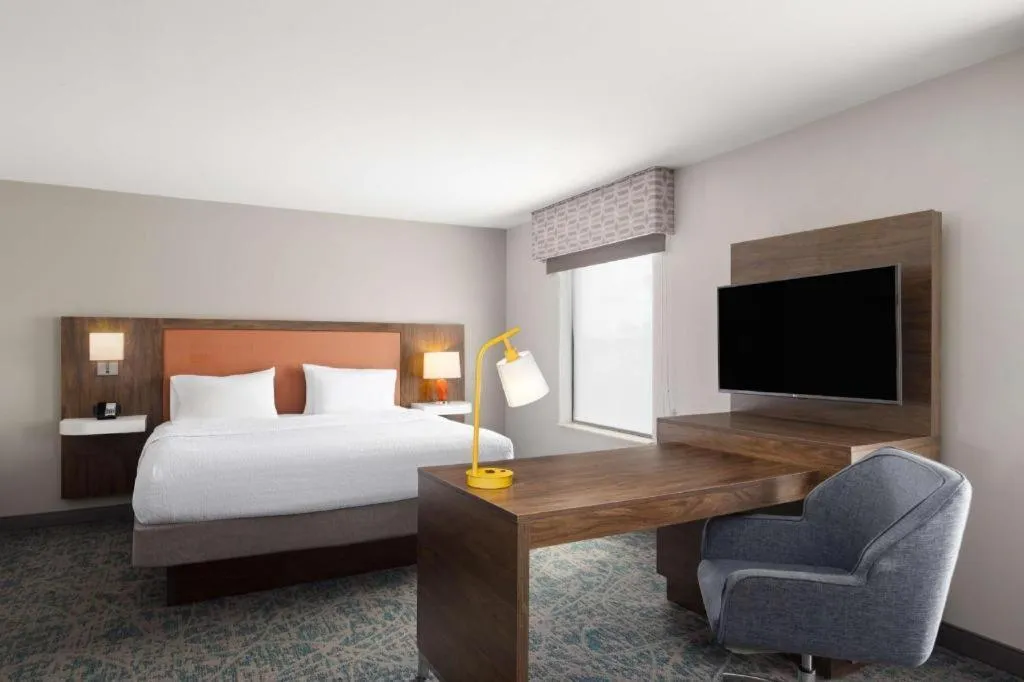 Bed in Hampton Inn & Suites Savannah-Airport