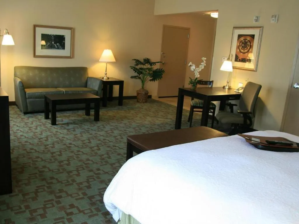 Bed in Hampton Inn & Suites Savannah-Airport