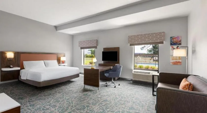 Bed in Hampton Inn & Suites Savannah-Airport