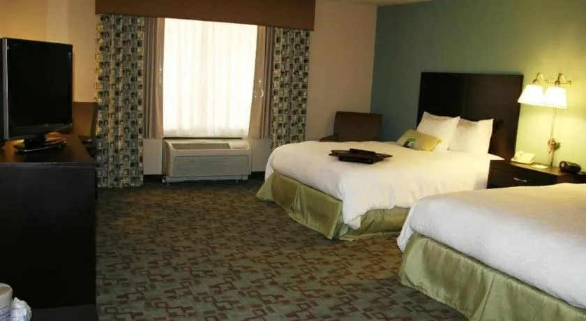 Bed in Hampton Inn & Suites Savannah-Airport