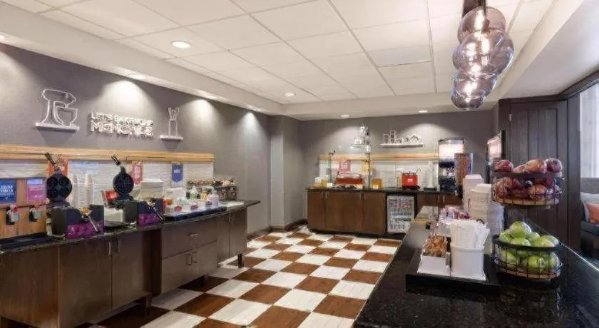 Hampton Inn & Suites Savannah-Airport