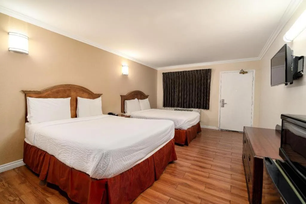 Bed in Sea Rock Inn - Los Angeles