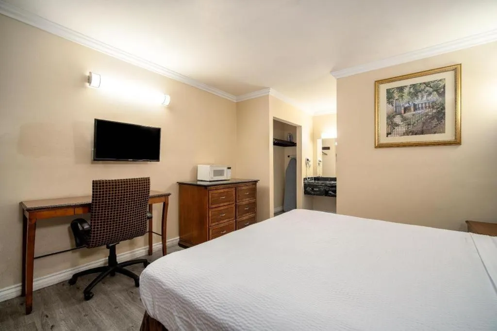 Bed in Sea Rock Inn - Los Angeles