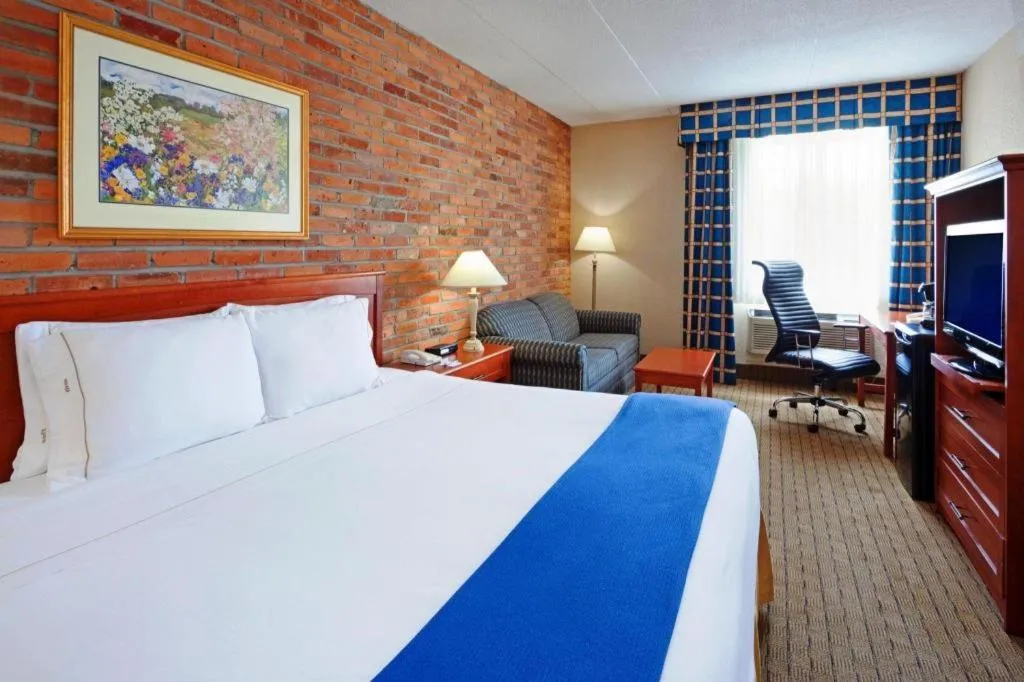 Bed in Holiday Inn Express Toronto East - Scarborough By IHG