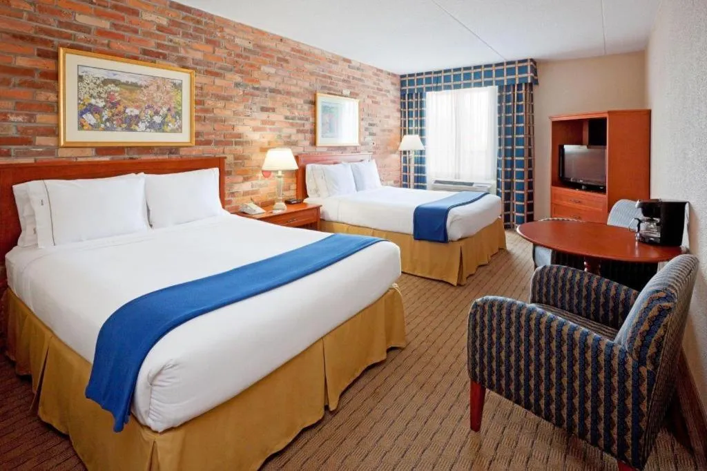 Bed in Holiday Inn Express Toronto East - Scarborough By IHG