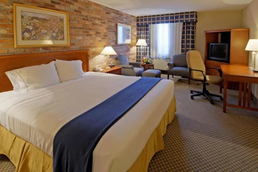 Bed in Holiday Inn Express Toronto East - Scarborough By IHG