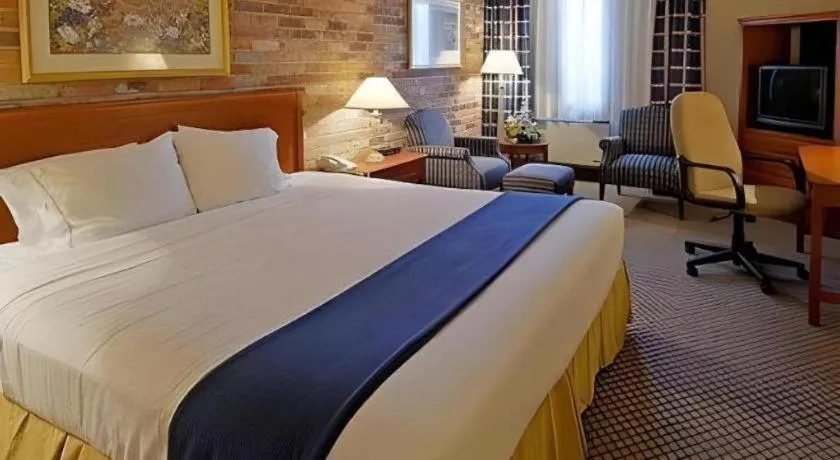 Bed in Holiday Inn Express Toronto East - Scarborough By IHG