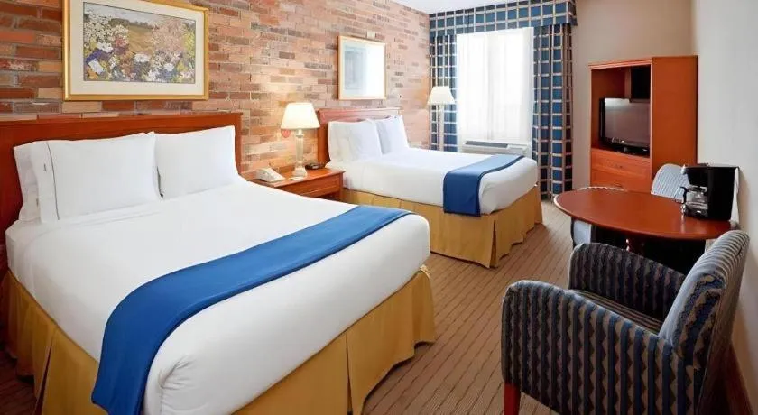 Bed in Holiday Inn Express Toronto East - Scarborough By IHG
