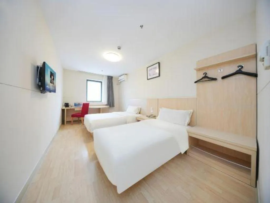 Bed in Jinjiang Inn Qingdao Hangzhou Rd.