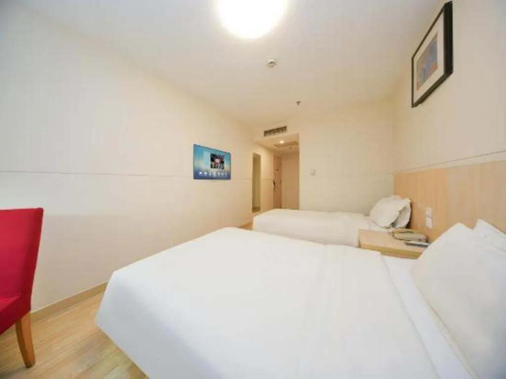 Bed in Jinjiang Inn Qingdao Hangzhou Rd.