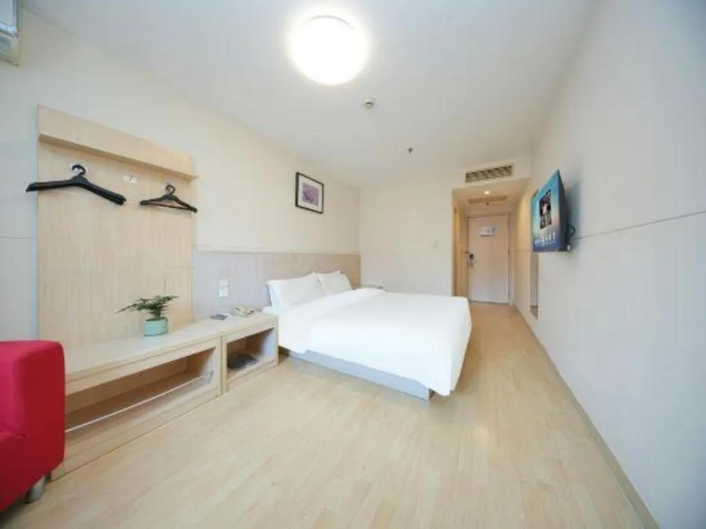 Bed in Jinjiang Inn Qingdao Hangzhou Rd.