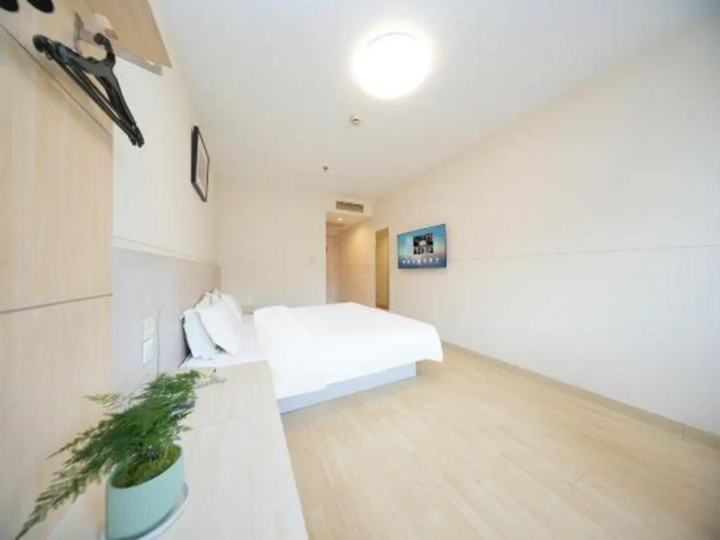 Bed in Jinjiang Inn Qingdao Hangzhou Rd.