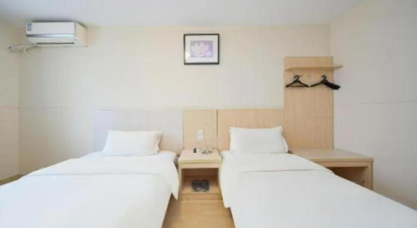 Bed in Jinjiang Inn Qingdao Hangzhou Rd.