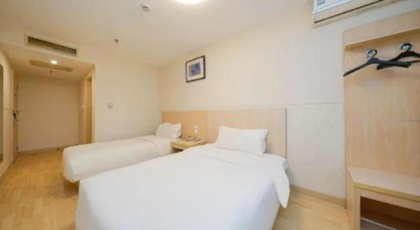 Bed in Jinjiang Inn Qingdao Hangzhou Rd.