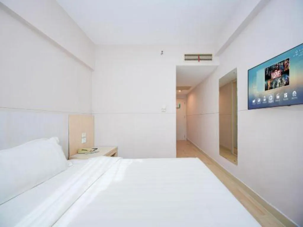 Bed in Jinjiang Inn Qingdao Hangzhou Rd.