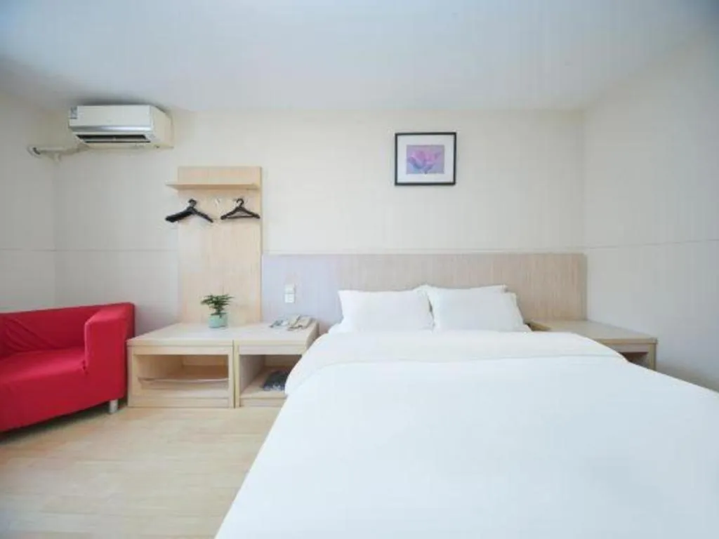 Bed in Jinjiang Inn Qingdao Hangzhou Rd.