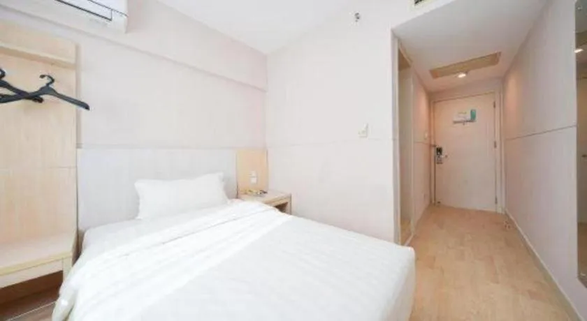 Bed in Jinjiang Inn Qingdao Hangzhou Rd.