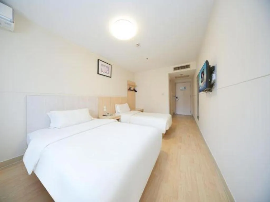 Bed in Jinjiang Inn Qingdao Hangzhou Rd.