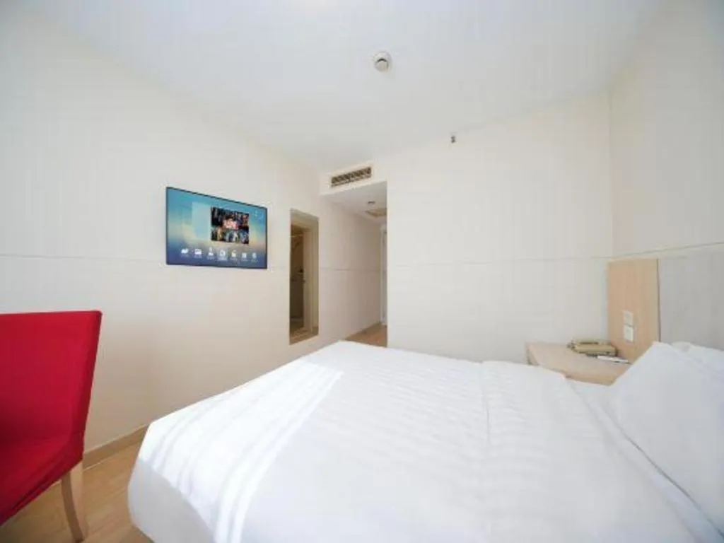 Bed in Jinjiang Inn Qingdao Hangzhou Rd.