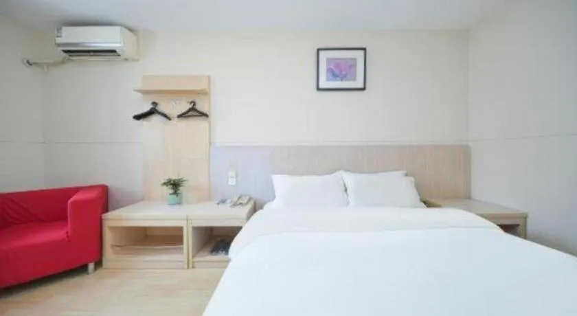 Bed in Jinjiang Inn Qingdao Hangzhou Rd.