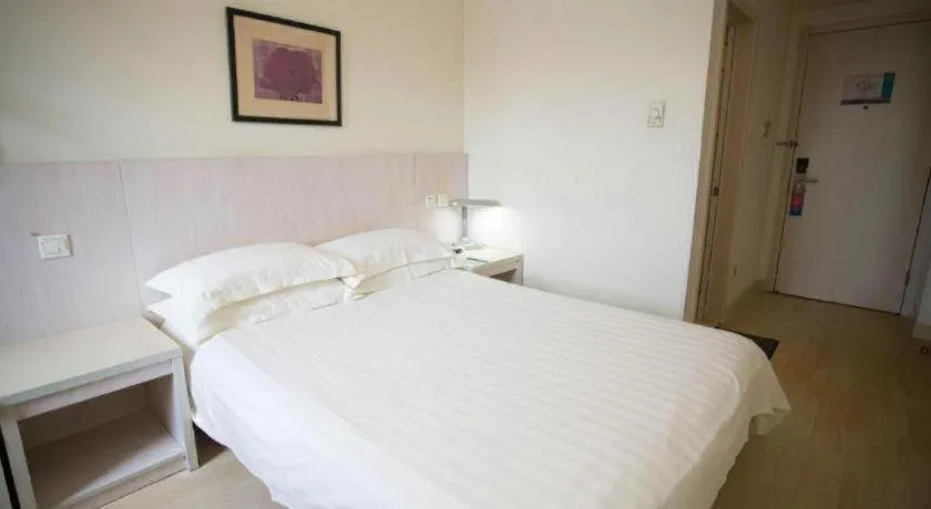 Bed in Jinjiang Inn Tianjin Station Jinwan Square
