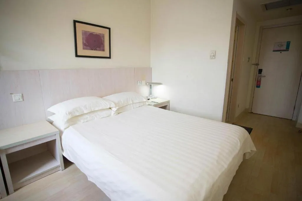 Bed in Jinjiang Inn Tianjin Station Jinwan Square