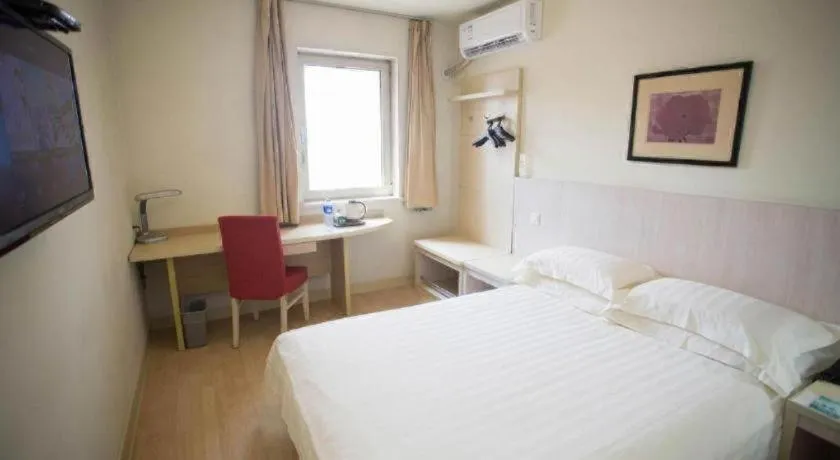 Bed in Jinjiang Inn Tianjin Station Jinwan Square