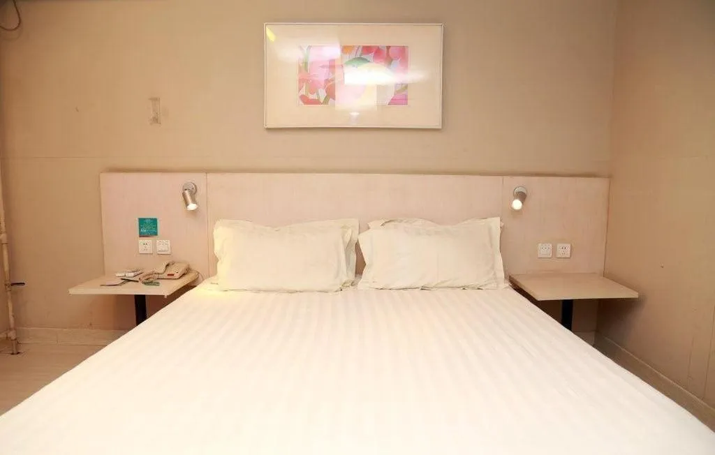 Bed in Jinjiang Inn Tianjin Station Jinwan Square