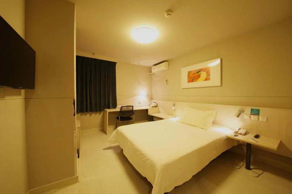 Bed in Jinjiang Inn Wuhan Hanjiang Road Metro Station Jiangtan Pedestrian Street