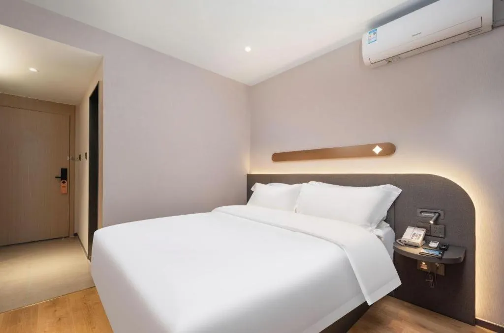 Bed in Jinjiang Inn Wuhan Hanjiang Road Metro Station Jiangtan Pedestrian Street