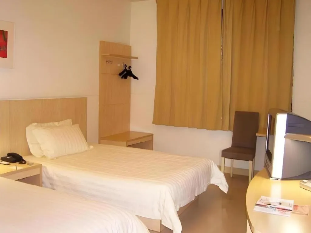 Bed in Jinjiang Inn Wuhan Hanjiang Road Metro Station Jiangtan Pedestrian Street
