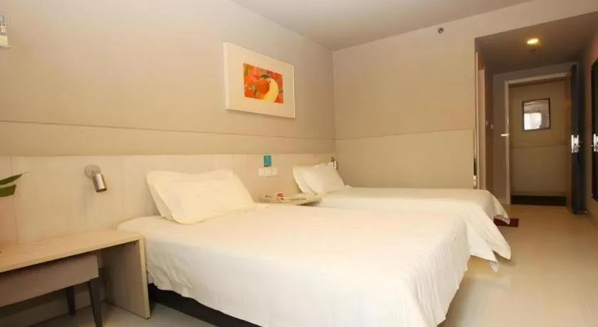 Bed in Jinjiang Inn Wuhan Hanjiang Road Metro Station Jiangtan Pedestrian Street