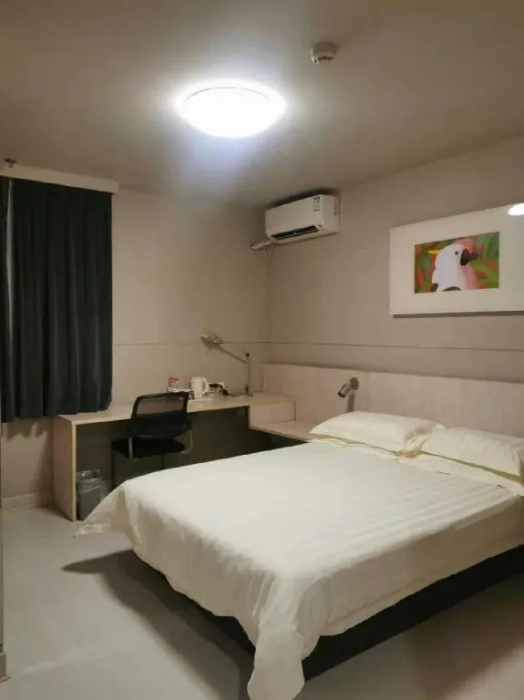 Bed in Jinjiang Inn Wuhan Hanjiang Road Metro Station Jiangtan Pedestrian Street