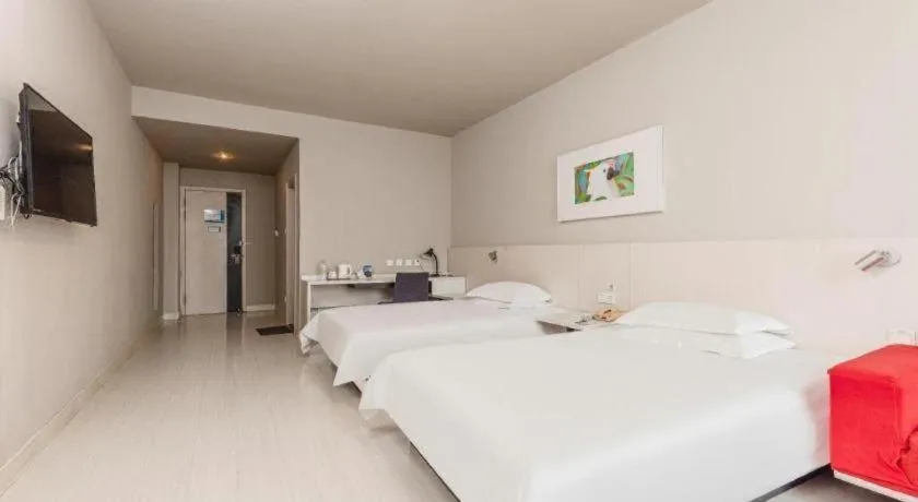 Bed in Jinjiang Inn JiNan Daminghu New Scenic Area Lishan Road