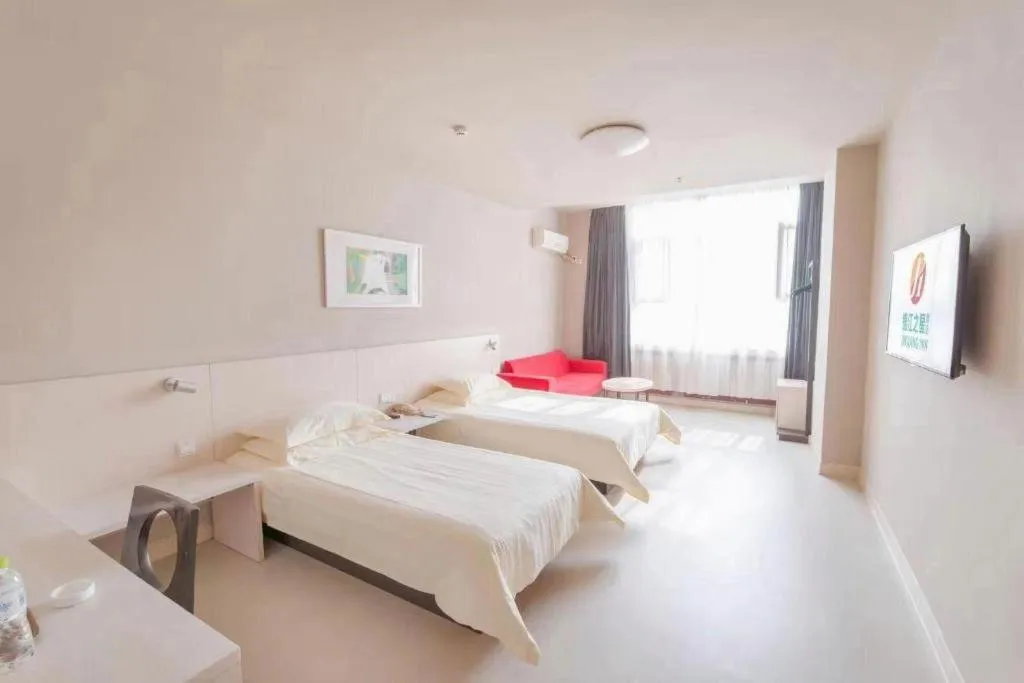 Bed in Jinjiang Inn JiNan Daminghu New Scenic Area Lishan Road