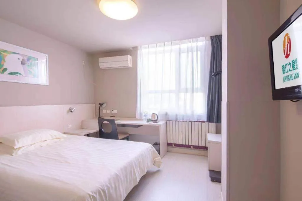 Bed in Jinjiang Inn JiNan Daminghu New Scenic Area Lishan Road