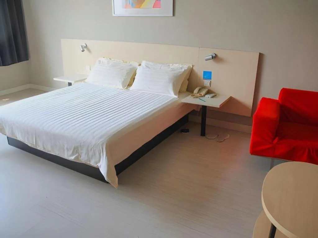 Bed in Jinjiang Inn JiNan Daminghu New Scenic Area Lishan Road