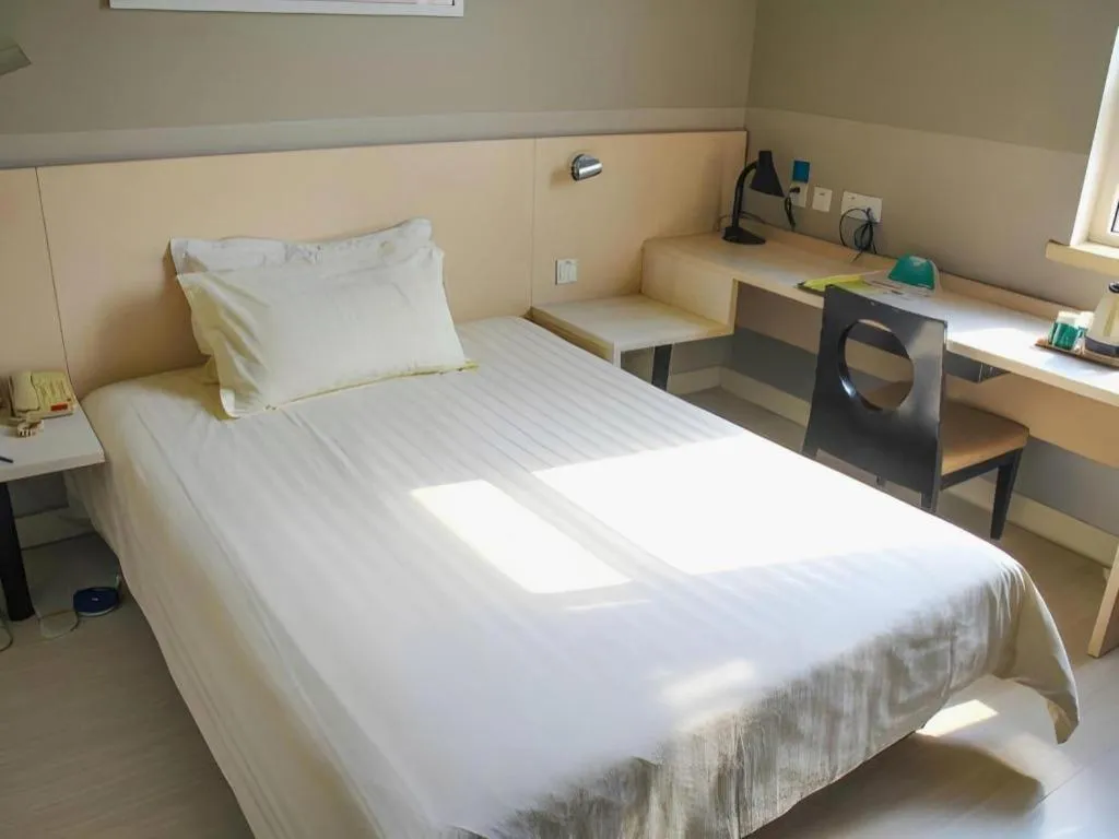 Bed in Jinjiang Inn JiNan Daminghu New Scenic Area Lishan Road