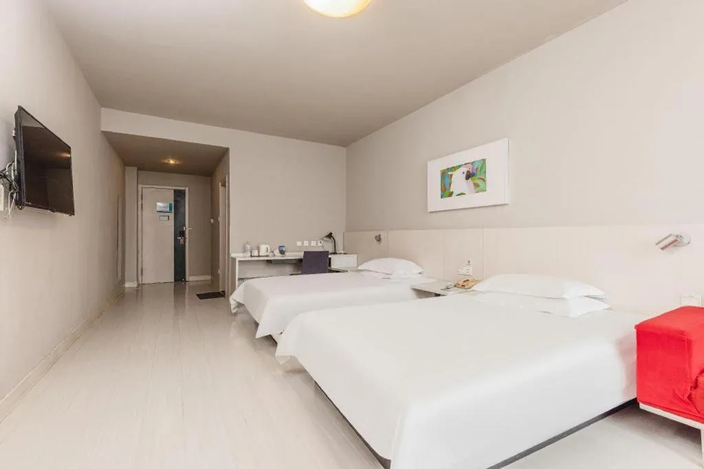 Bed in Jinjiang Inn JiNan Daminghu New Scenic Area Lishan Road