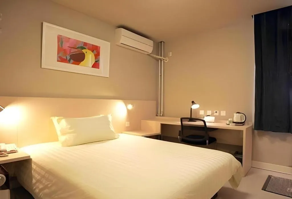 Bed in Jinjiang Inn JiNan Daminghu New Scenic Area Lishan Road