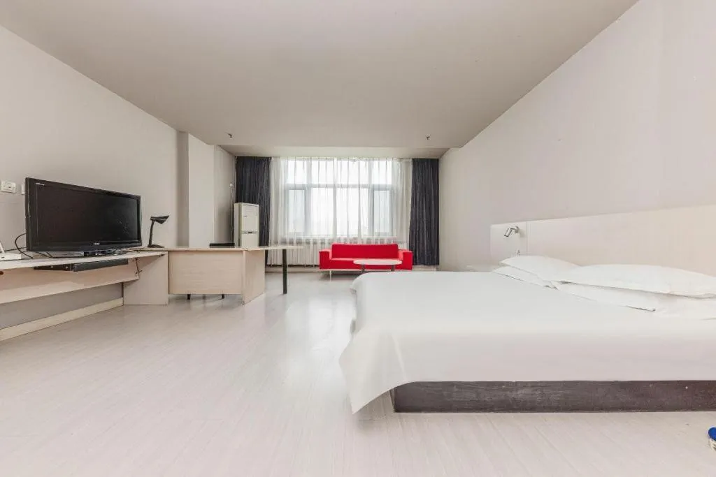 Bed in Jinjiang Inn JiNan Daminghu New Scenic Area Lishan Road