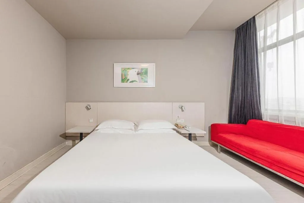 Bed in Jinjiang Inn JiNan Daminghu New Scenic Area Lishan Road